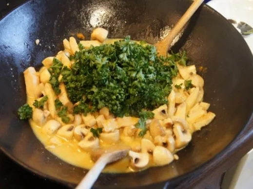 Rezept: Hähnchenbrustfiletgeschnetzeltes in Curry-Sahne mit Selleriepüree Bild Nr. 8 Hähnchenbrustfiletgeschnetzeltes in Curry-Sahne mit Selleriepüree - Rezept - Bild Nr. 8