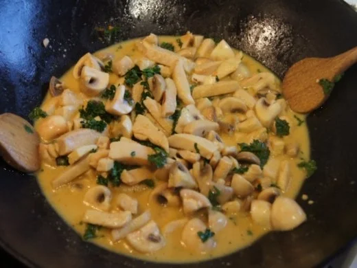 Rezept: Hähnchenbrustfiletgeschnetzeltes in Curry-Sahne mit Selleriepüree Bild Nr. 9 Hähnchenbrustfiletgeschnetzeltes in Curry-Sahne mit Selleriepüree - Rezept - Bild Nr. 9