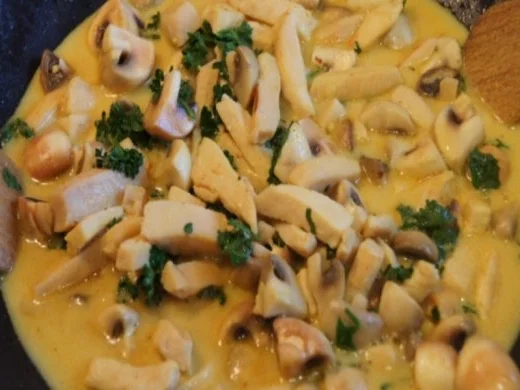 Rezept: Hähnchenbrustfiletgeschnetzeltes in Curry-Sahne mit Selleriepüree Bild Nr. 10 Hähnchenbrustfiletgeschnetzeltes in Curry-Sahne mit Selleriepüree - Rezept - Bild Nr. 10