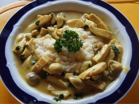 Rezept: Hähnchenbrustfiletgeschnetzeltes in Curry-Sahne mit Selleriepüree Hähnchenbrustfiletgeschnetzeltes in Curry-Sahne mit Selleriepüree - Rezept
