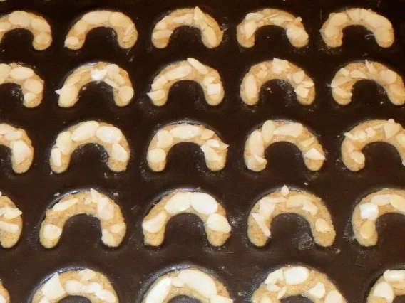 Rezept: Backen: Mandel-Kipferl Bild Nr. 2 Backen: Mandel-Kipferl - Rezept - Bild Nr. 2