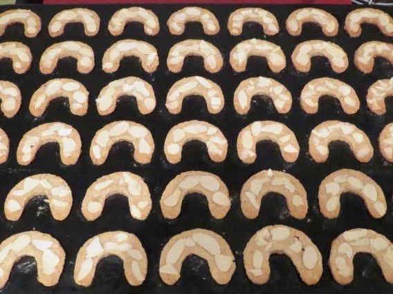 Rezept: Backen: Mandel-Kipferl Bild Nr. 3 Backen: Mandel-Kipferl - Rezept - Bild Nr. 3