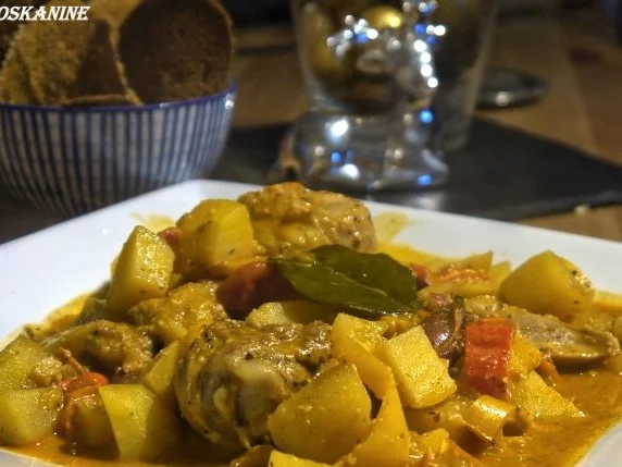 Kartoffel-Curry mit Hähnchenbeinen und Brotchips - Rezept
