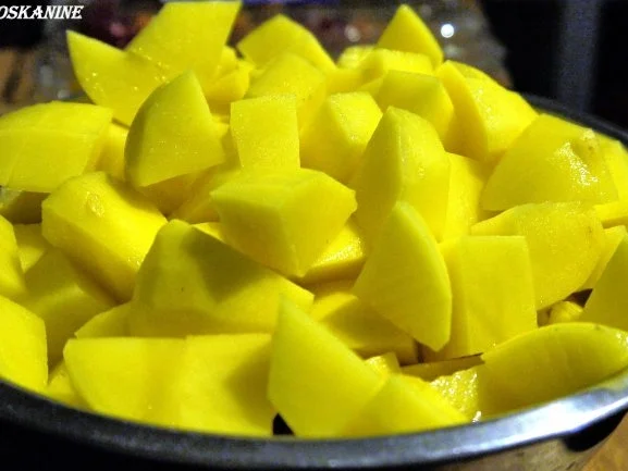 Kartoffel-Curry mit Hähnchenbeinen und Brotchips - Rezept - Bild Nr. 5