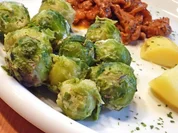 Kräuterseitlinge, Rosenkohl, Kartoffel - und Petersilienwurzelpüree an dunkler Soße - Rezept