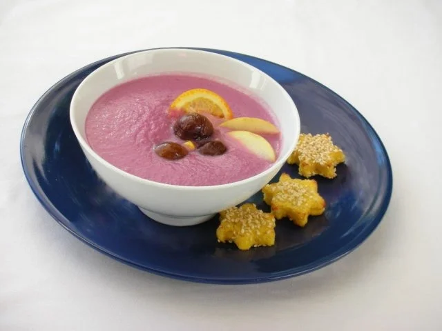 Rotkrautsuppe mit karamellisierten Maronen und Sesam-Sternchen - Rezept