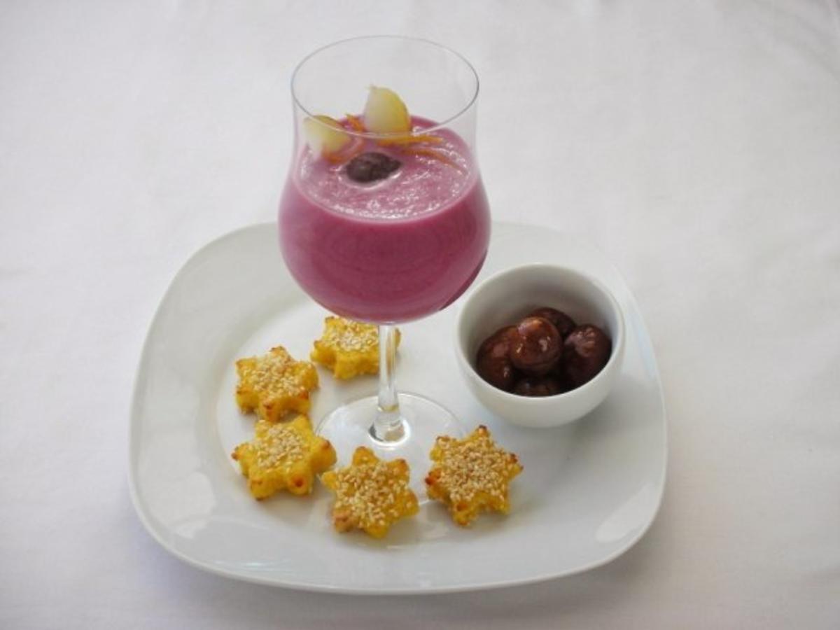 Rotkrautsuppe mit karamellisierten Maronen und Sesam-Sternchen - Rezept - Bild Nr. 2