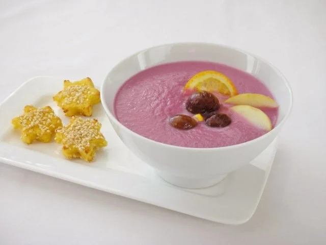 Rotkrautsuppe mit karamellisierten Maronen und Sesam-Sternchen - Rezept - Bild Nr. 3