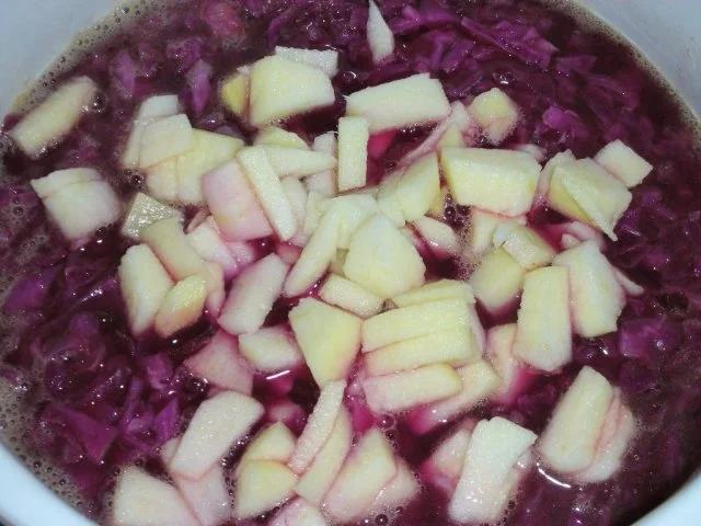 Rotkrautsuppe mit karamellisierten Maronen und Sesam-Sternchen - Rezept - Bild Nr. 7