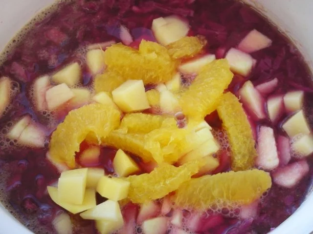 Rotkrautsuppe mit karamellisierten Maronen und Sesam-Sternchen - Rezept - Bild Nr. 8