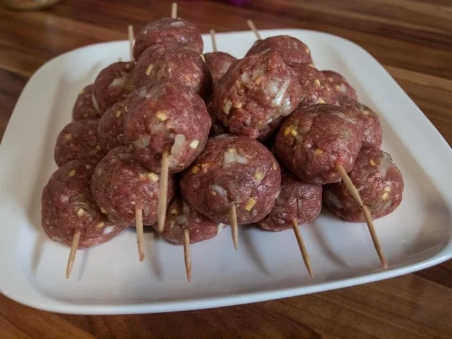 Kugelspieße mit Erdnußdip auf Hot-China-Salat - Rezept - Bild Nr. 2