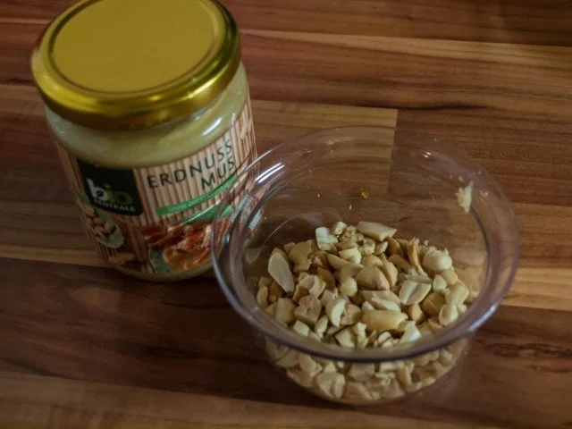 Kugelspieße mit Erdnußdip auf Hot-China-Salat - Rezept - Bild Nr. 3