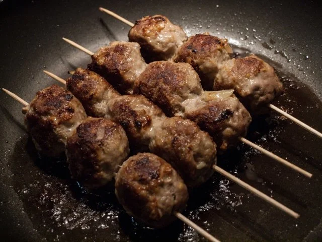 Kugelspieße mit Erdnußdip auf Hot-China-Salat - Rezept - Bild Nr. 4