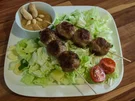 Kugelspieße mit Erdnußdip auf Hot-China-Salat - Rezept