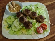 Kugelspieße mit Erdnußdip auf Hot-China-Salat - Rezept