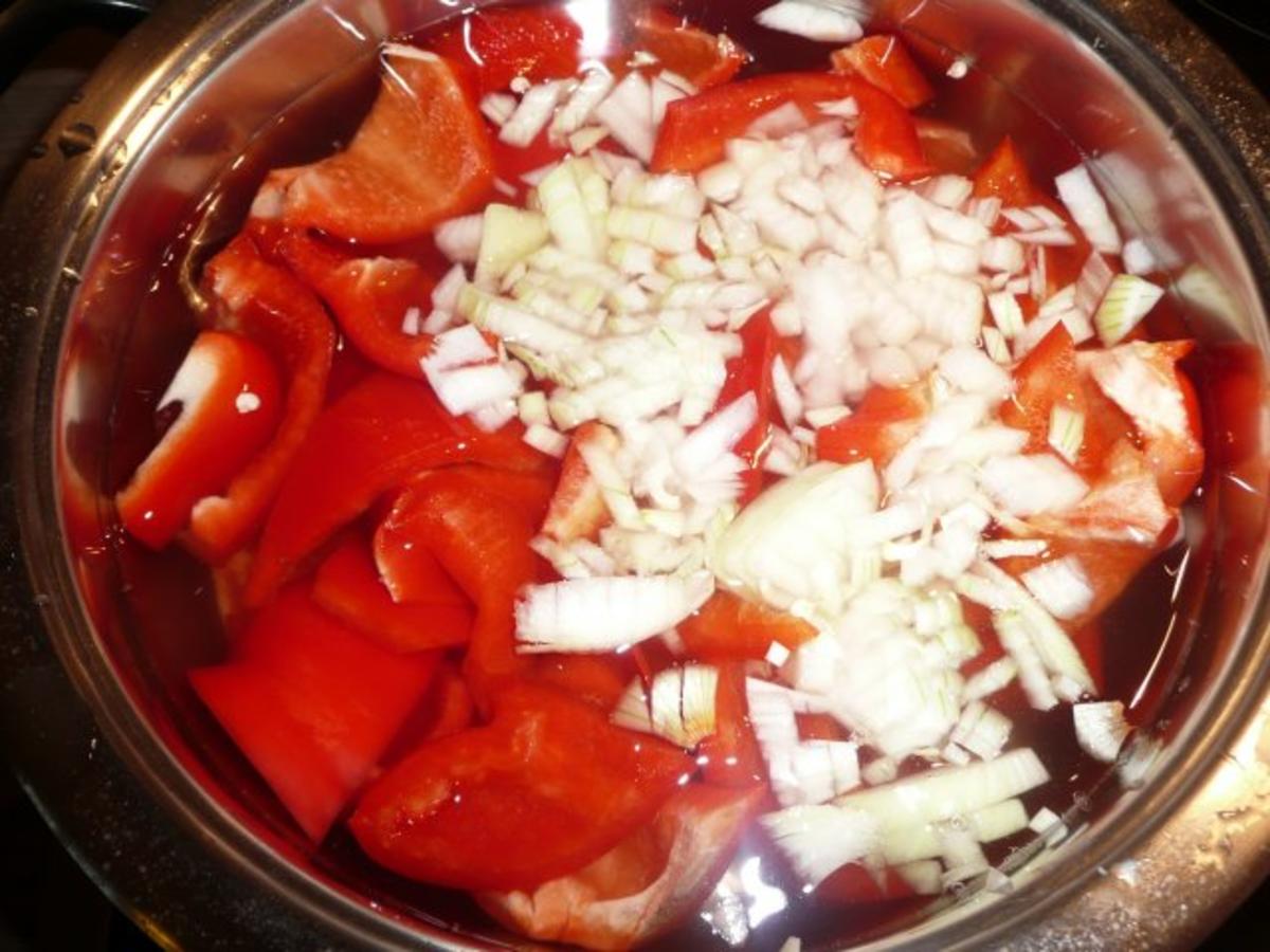 Putenschnitzel in Paprika - Rahm - Soße an Kroketten mit Rotkohl - Apfelsalat - Rezept - Bild Nr. 2