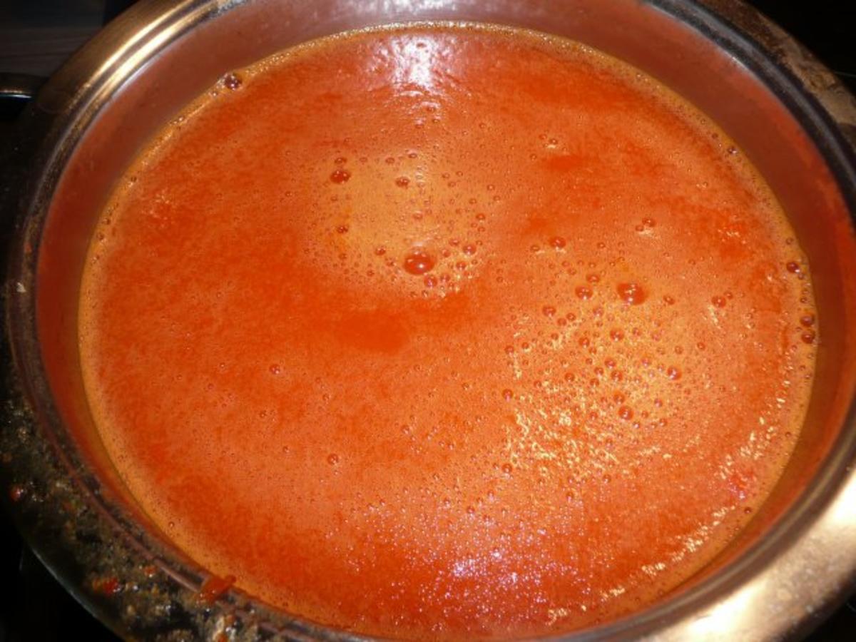 Putenschnitzel in Paprika - Rahm - Soße an Kroketten mit Rotkohl - Apfelsalat - Rezept - Bild Nr. 3