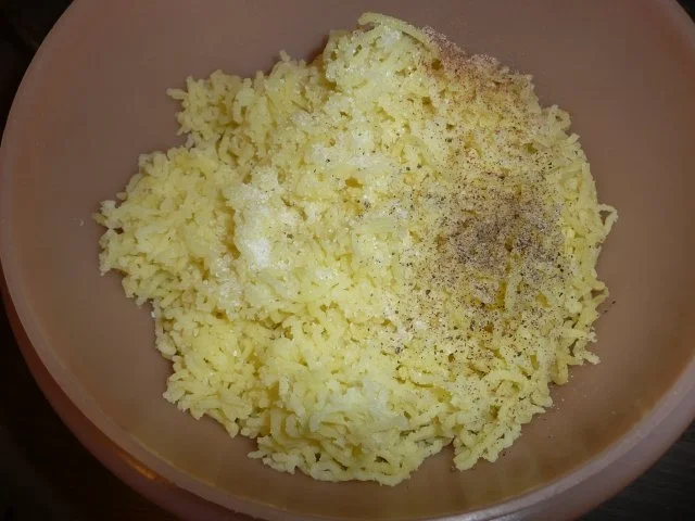 Putenschnitzel in Paprika - Rahm - Soße an Kroketten mit Rotkohl - Apfelsalat - Rezept - Bild Nr. 11