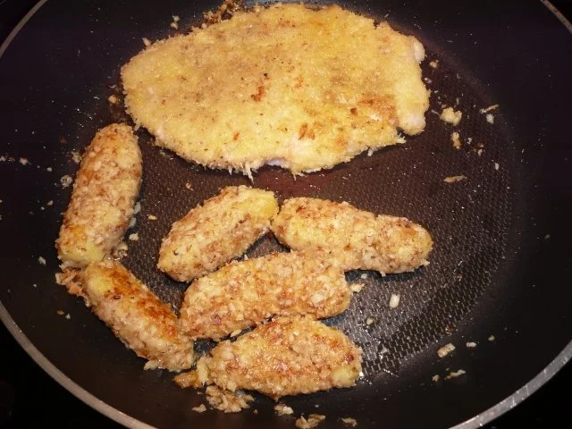 Putenschnitzel in Paprika - Rahm - Soße an Kroketten mit Rotkohl - Apfelsalat - Rezept - Bild Nr. 15