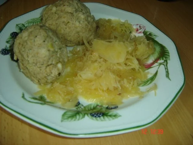 Bratwurstknödel mit Sauerkraut - Rezept