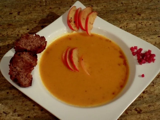 Vorspeise: Karotten-Ingwer-Süppchen mit karamellisierten Apfelspalten - Rezept