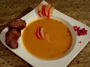 Rezept: Vorspeise: Karotten-Ingwer-Sรผppchen mit karamellisierten Apfelspalten Vorspeise: Karotten-Ingwer-Sรผppchen mit karamellisierten Apfelspalten - Rezept