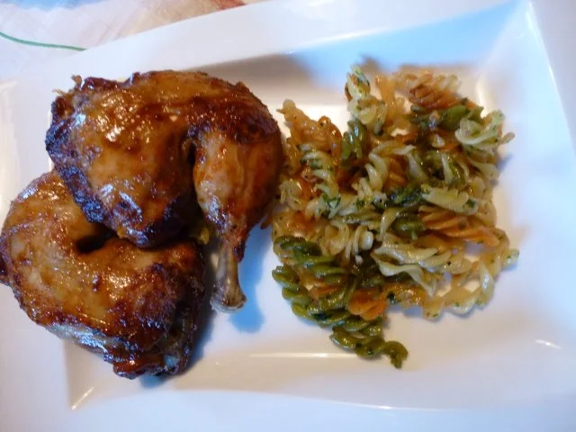 Glasierte Hähnchenschenkel auf buntem Knobi-Nudelbett - Rezept