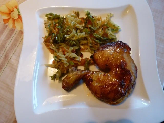 Glasierte Hähnchenschenkel auf buntem Knobi-Nudelbett - Rezept - Bild Nr. 2