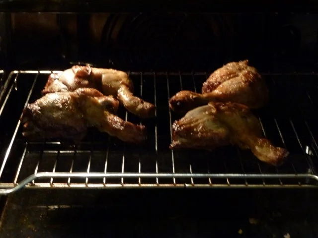 Glasierte Hähnchenschenkel auf buntem Knobi-Nudelbett - Rezept - Bild Nr. 3