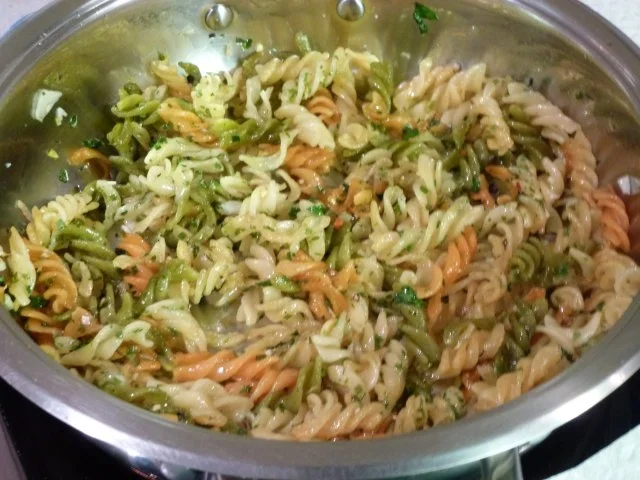 Glasierte Hähnchenschenkel auf buntem Knobi-Nudelbett - Rezept - Bild Nr. 5