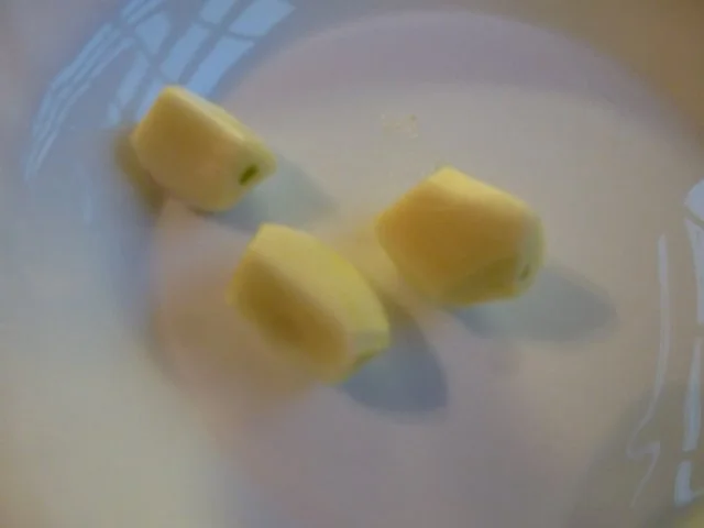 Glasierte Hähnchenschenkel auf buntem Knobi-Nudelbett - Rezept - Bild Nr. 4