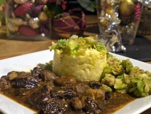 Hirschgulasch mit Maronen, dazu Kartoffel-Sellerie-Stampf und Rosenkohlblättchen - Rezept - Bild Nr. 16