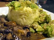 Hirschgulasch mit Maronen, dazu Kartoffel-Sellerie-Stampf und Rosenkohlblättchen - Rezept