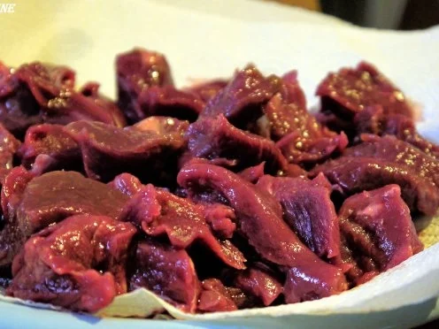 Hirschgulasch mit Maronen, dazu Kartoffel-Sellerie-Stampf und Rosenkohlblättchen - Rezept - Bild Nr. 2