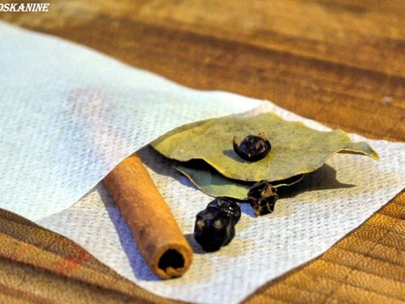 Hirschgulasch mit Maronen, dazu Kartoffel-Sellerie-Stampf und Rosenkohlblättchen - Rezept - Bild Nr. 4