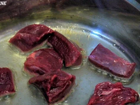 Hirschgulasch mit Maronen, dazu Kartoffel-Sellerie-Stampf und Rosenkohlblättchen - Rezept - Bild Nr. 7