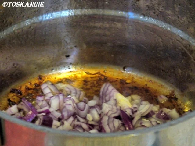 Hirschgulasch mit Maronen, dazu Kartoffel-Sellerie-Stampf und Rosenkohlblättchen - Rezept - Bild Nr. 8