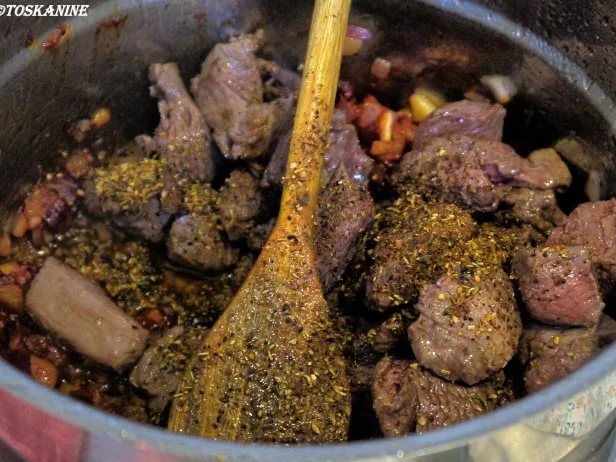 Hirschgulasch mit Maronen, dazu Kartoffel-Sellerie-Stampf und Rosenkohlblättchen - Rezept - Bild Nr. 10