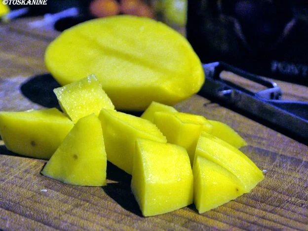 Hirschgulasch mit Maronen, dazu Kartoffel-Sellerie-Stampf und Rosenkohlblättchen - Rezept - Bild Nr. 13