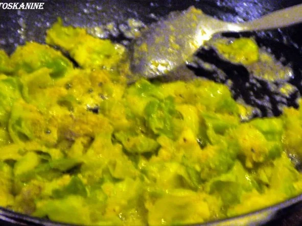 Hirschgulasch mit Maronen, dazu Kartoffel-Sellerie-Stampf und Rosenkohlblättchen - Rezept - Bild Nr. 15