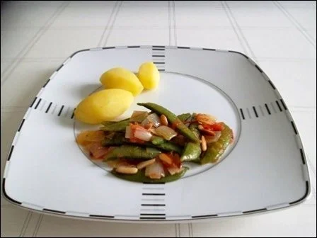 Rezept: Kalbsbraten mit Mini Knackerbsen und tournierten Kartoffeln dazu Bild Nr. 16 Kalbsbraten mit Mini Knackerbsen und tournierten Kartoffeln dazu - Rezept - Bild Nr. 16