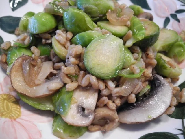 Rosenkohl - Dinkel - Pfanne mit braunen Champignons - Rezept - Bild Nr. 2