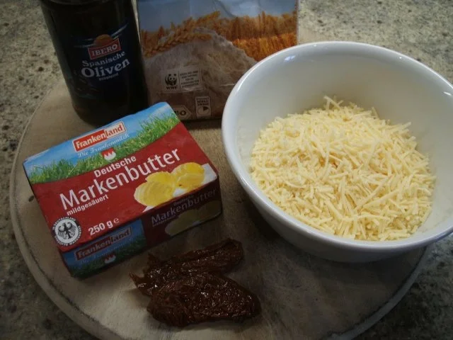 Pikantes Backen: Parmesanplätzchen "Dreielerlei" - Rezept - Bild Nr. 2