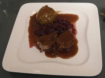 Rezept: Sauerbraten rheinische Art mit Klößen und Rotkohl Sauerbraten rheinische Art mit Klößen und Rotkohl - Rezept