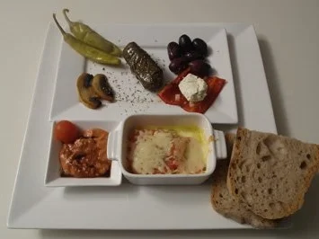 Rezept: Meze - Schafskäse überbacken und Eingelegtes Meze - Schafskäse überbacken und Eingelegtes - Rezept