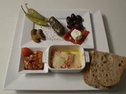 Meze - Schafskäse überbacken und Eingelegtes - Rezept