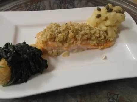 Rezept: Macadamia-Lachsforelle mit Kartoffeltartar & jungem Spinat auf Blätterteigtalern Macadamia-Lachsforelle mit Kartoffeltartar & jungem Spinat auf Blätterteigtalern - Rezept