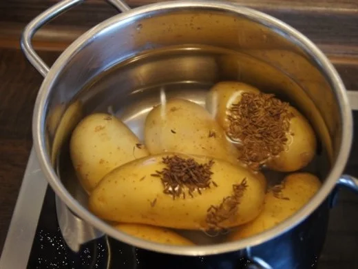 Rezept: Wellwurst mit Bayrisch-Kraut und Pellkartoffeln Bild Nr. 2 Wellwurst mit Bayrisch-Kraut und Pellkartoffeln - Rezept - Bild Nr. 2