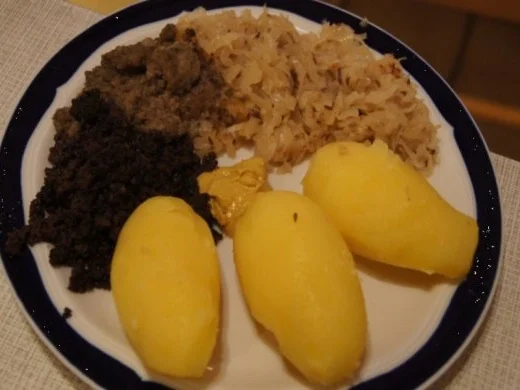 Rezept: Wellwurst mit Bayrisch-Kraut und Pellkartoffeln Wellwurst mit Bayrisch-Kraut und Pellkartoffeln - Rezept