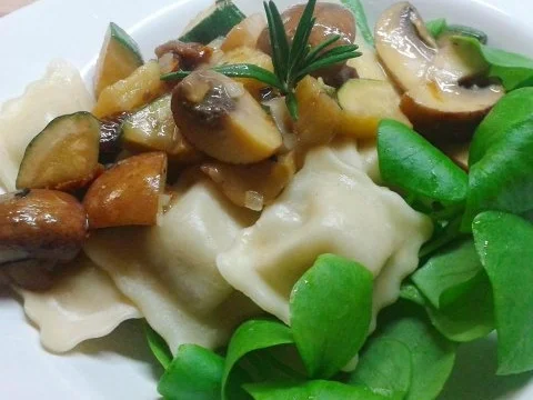 Rezept: Artischocken-Ravioli und Gemüse in Rosmarinsauce Artischocken-Ravioli und Gemüse in Rosmarinsauce - Rezept